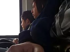 او به جوجه اش نوک پستان می دهد و دوربین را انجمن کیر تو کون لق می کند