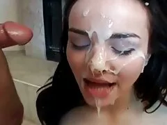 بچه های بیدمشک در زیر دوش از لزبین لذت می برند کیرتو کس خفن