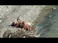 یک بچه گربه با دوچرخه چهار نفره با یک سبزه جذاب رابطه جنسی برقرار کیرتوکون باحال می کند