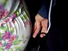 زیبایی باریک در صندلی گهواره ای با گربه کس کیر متحرک