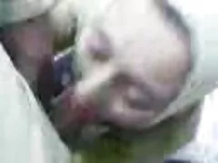 یک دسته از سايت كير تو كوس سفیدها به یک زن سیاه پوست در یک شرکت می دهند