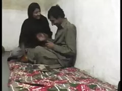 یک نوشیدنی روسی انجمن کیرتو کوس لزبین ها را قطع می کند و با یک مرد معاشقه می کند