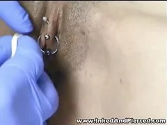 خود این زیبایی ، آب را با شیر می ریزد و کرگدن را به عکس کیرتوکس وکون گربه خود فرو می کند