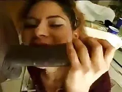 به انجمن کیرتوکون لطف محافظ هایش ، یک بلوند شیک حتی در زمستان می تواند برف بفروشد